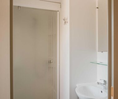 Salle de bain avec douche et lavabo dans le mobil-home du Camping VAL FLEURI ATC Cagnes-Sur-Mer