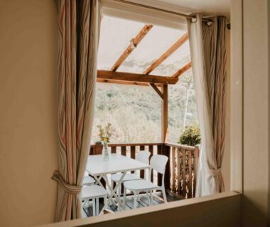 Terrasse couverte avec table et chaises donnant sur la colline au Camping VAL FLEURI ATC Cagnes-Sur-Mer