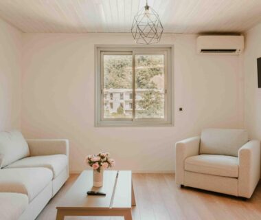 Salon lumineux avec canapé et fauteuil dans le Camping VAL FLEURI ATC Cagnes-Sur-Mer
