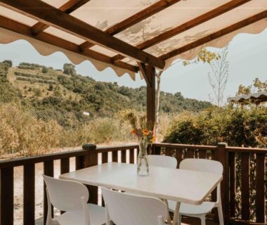 Terrasse couverte avec table et chaises dans les collines du Camping VAL FLEURI ATC Cagnes-Sur-Mer