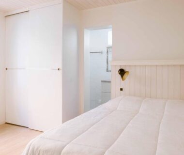 Chambre avec lit double et rangement au Camping VAL FLEURI ATC Cagnes-Sur-Mer