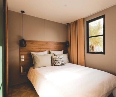 Chambre double avec lit et fenêtre au Camping VITAMIN DIEPPE