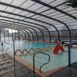 Piscine intérieure couverte avec toboggan et pataugeoire au Camping VITAMIN DIEPPE