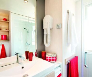 Salle de bains avec lavabo et sèche-cheveux dans l'hébergement du Camping VITAMIN DIEPPE