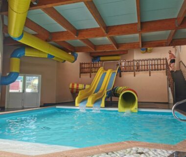 Piscine intérieure avec toboggans et escaliers au Camping VITAMIN DIEPPE