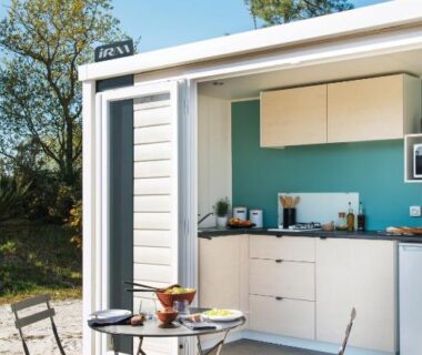 Terrasse avec kitchenette et table extérieure au Camping VITAMIN DIEPPE