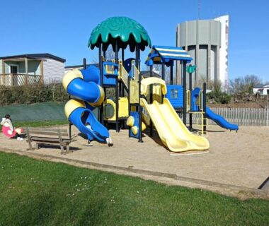 Aire de jeux sablée avec toboggans au Camping VITAMIN DIEPPE