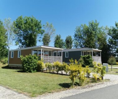 Parcelle gazonnée avec mobil-homes et terrasse au Camping VITAMIN DIEPPE