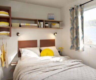 Chambre avec lit double et fenêtre donnant sur la mer au Camping VITAMIN DIEPPE