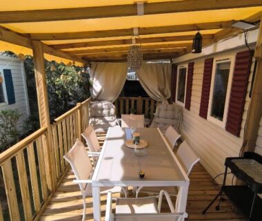 Terrasse couverte avec table à manger au camping Valras les sables du midi