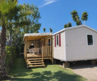 Terrasse couverte avec table et chaises au mobil-home du Camping Valras les sables du midi