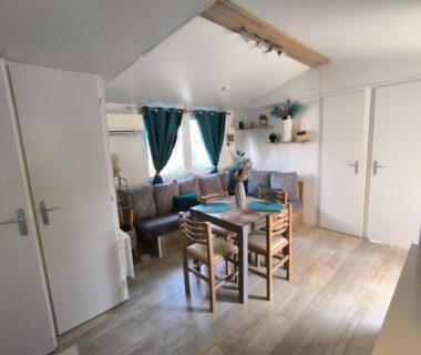 Intérieur avec coin repas et salon dans le mobil home du Camping Valras les sables du midi