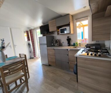 Intérieur avec cuisine équipée et table à manger au Camping Valras les Sables du Midi