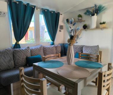 Coin repas lumineux dans l'hébergement du Camping Valras les sables du midi