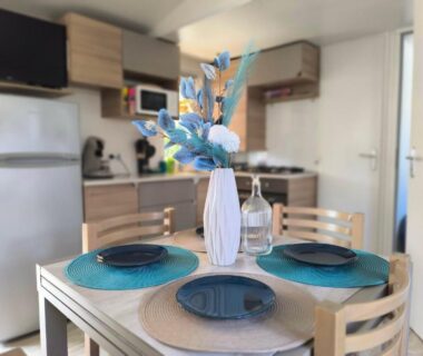 Intérieur avec table dressée et vase dans l'hébergement du Camping Valras les sables du midi