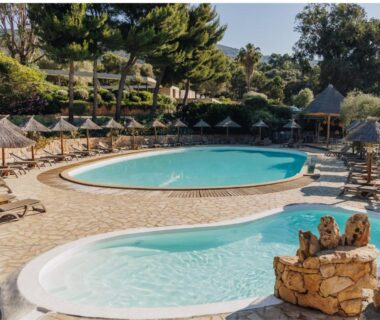 Espace piscine extérieur avec bassins transats et parasols au Camping Vigna Maggiore