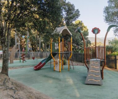 Aire de jeux ombragée avec toboggans au Camping Vigna Maggiore