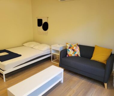 Séjour avec lit et canapé dans le mobil-home du Camping ZELAIA