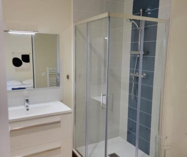 Salle de bains avec cabine de douche et lavabo au Camping ZELAIA
