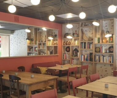 Salle commune intérieure avec tables et étagères au Camping ZELAIA