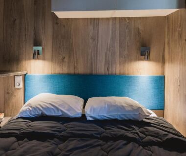 Chambre double avec tête de lit en bois au Camping ZELAIA