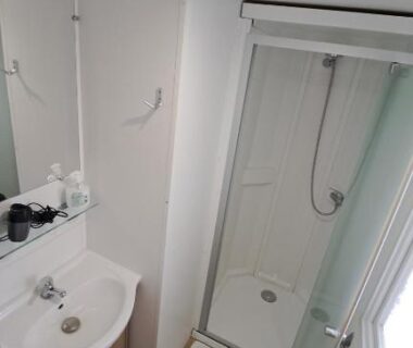 Salle de bain avec douche dans le mobil home 6 pers sur les bords du Rhône