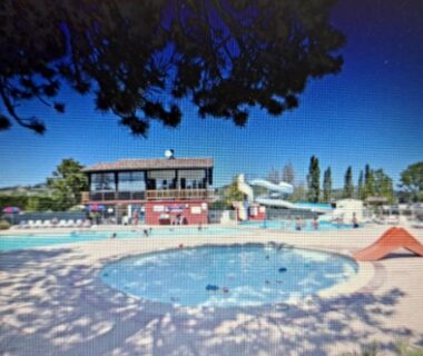 Parc aquatique avec piscine et pataugeoire au Camping à Condrieu Mobil home 6 pers sur les bords du Rhône