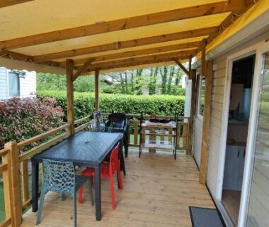 Terrasse couverte avec table et chaises du Mobil home 6 pers sur les bords du Rhône