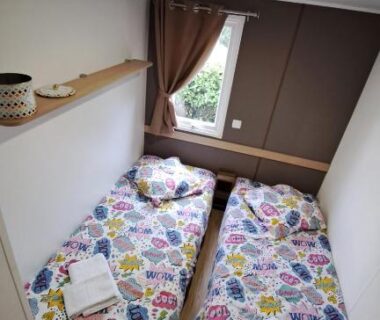 Chambre avec deux lits simples dans le Mobil home 6 pers sur les bords du Rhône