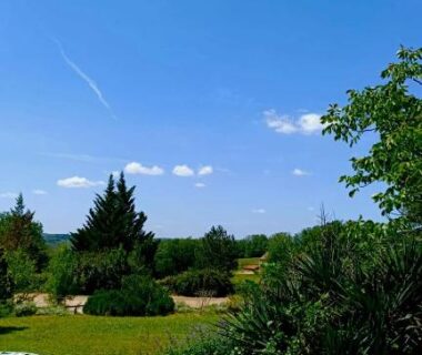 Jardin verdoyant avec trampoline dans le Camping au calme