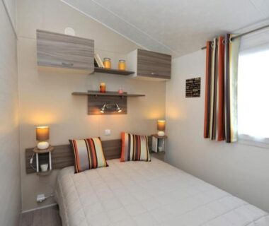 Chambre double avec lit coussins et lampes au Camping de Brouël