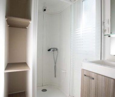 Salle de douche avec cabine et lavabo dans le Camping de Brouël