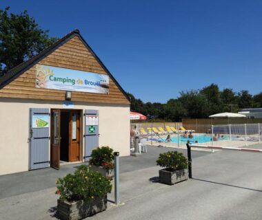 Piscine et transats devant l'accueil du Camping de Brouël