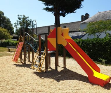 Aire de jeux extérieure avec toboggans au Camping de Brouël