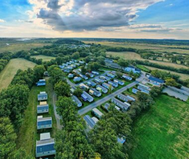 Campagne avec mobil-homes alignés au Camping de Brouël