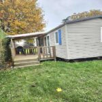 Mobil home et terrasse sur pelouse au Camping de Charlieu