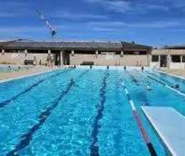Piscine extérieure avec couloirs et plongeoir au Camping de Charlieu
