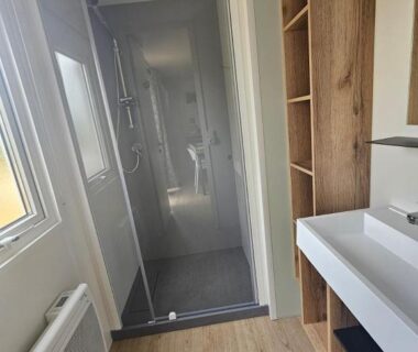 Salle de bains avec douche et lavabo au Camping de Charlieu