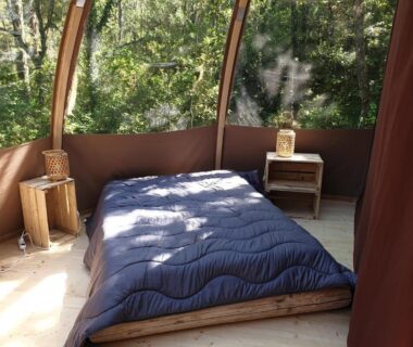 Intérieur de dôme glamping avec lit double dans la forêt au Camping de Graniers