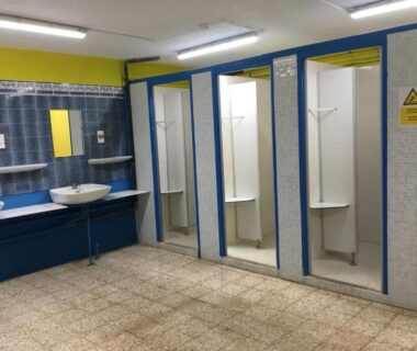 Bloc sanitaire avec douches et lavabos du Camping de Graniers