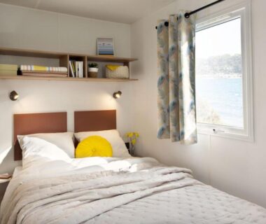 Chambre double lumineuse avec fenêtre sur plan d'eau au Camping de Graniers