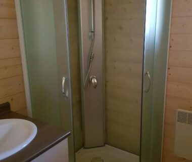 Salle de bain avec cabine de douche au Camping de Graniers