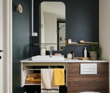 Salle de bains avec vasque miroir et serviettes au Camping de La Hallerais Dinan