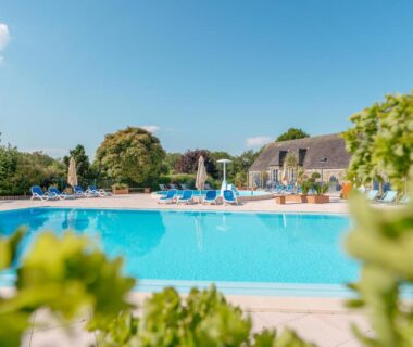 Piscine extérieure avec transats au Camping de La Hallerais Dinan
