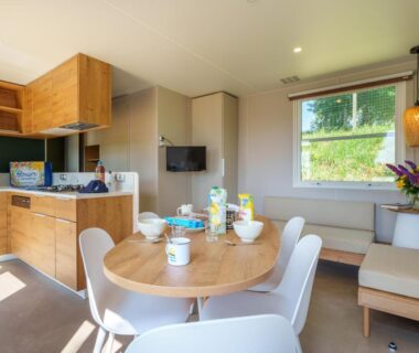 Coin repas et cuisine dans l'hébergement du Camping de La Hallerais Dinan