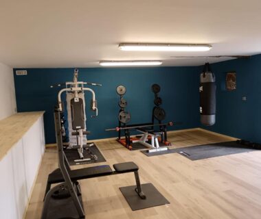Salle de sport avec appareils musculation et punching bag du Camping de La Hallerais Dinan