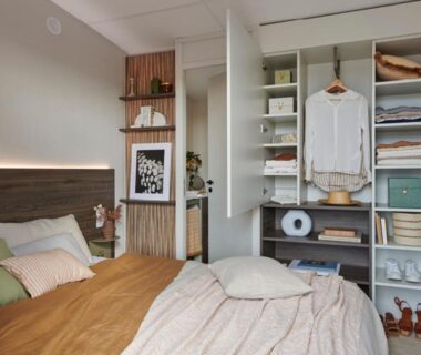 Chambre avec lit et dressing au Camping de La Hallerais Dinan