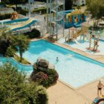 Espace aquatique avec bassins et toboggans au Camping de La Piscine