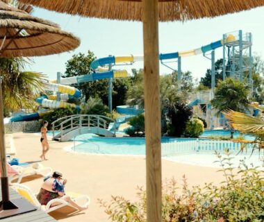 Piscine extérieure avec toboggans et transats au Camping de La Piscine