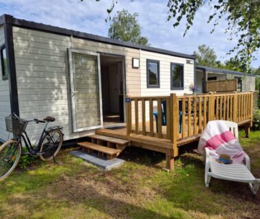 Terrasse en bois avec transat et vélo du Camping de La Piscine